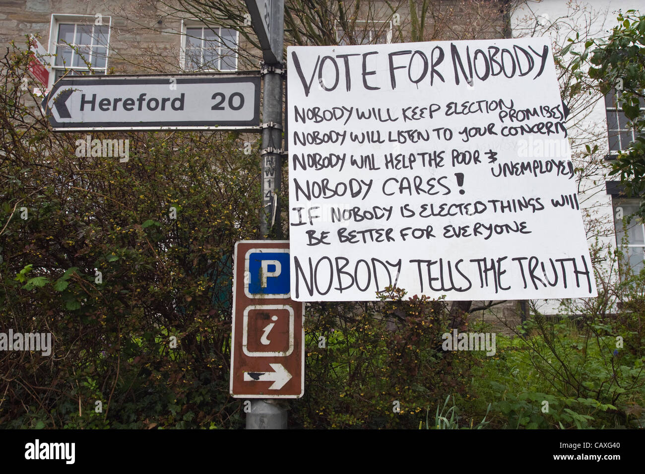 Il 3 maggio 2012. Segno fatti in casa a chiedere alla gente di votare per nessuno in consiglio comunale elezioni a Hay-on-Wye, Powys, Wales, Regno Unito. Foto Stock