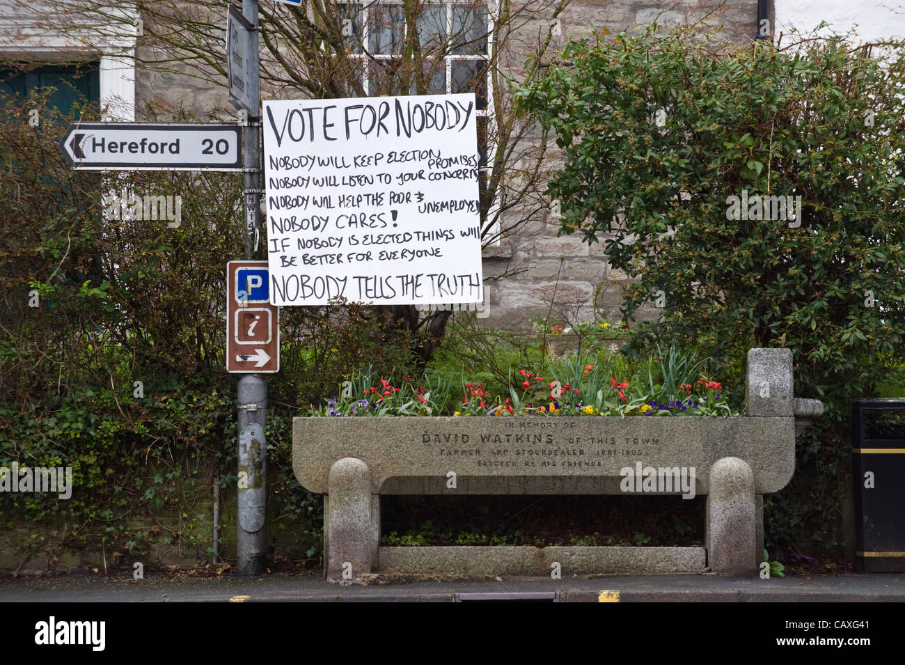 Il 3 maggio 2012. Segno fatti in casa a chiedere alla gente di votare per nessuno in consiglio comunale elezioni a Hay-on-Wye, Powys, Wales, Regno Unito. Foto Stock