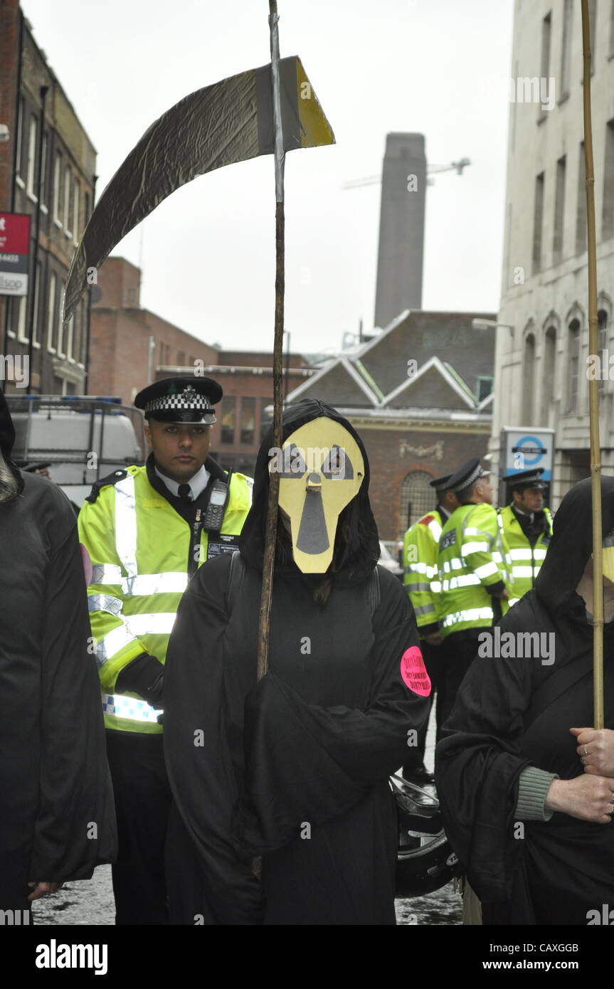 03 maggio 2012 Godliman Street, Londra UK. La giustizia climatica collettivo di protestare contro il tentativo di distruggere il Regno Unito Energy Summit di Londra. Il collettivo protestavano contro il cambiamento climatico e la povertà di combustibile e la chiamata per energia pulita. Foto Stock