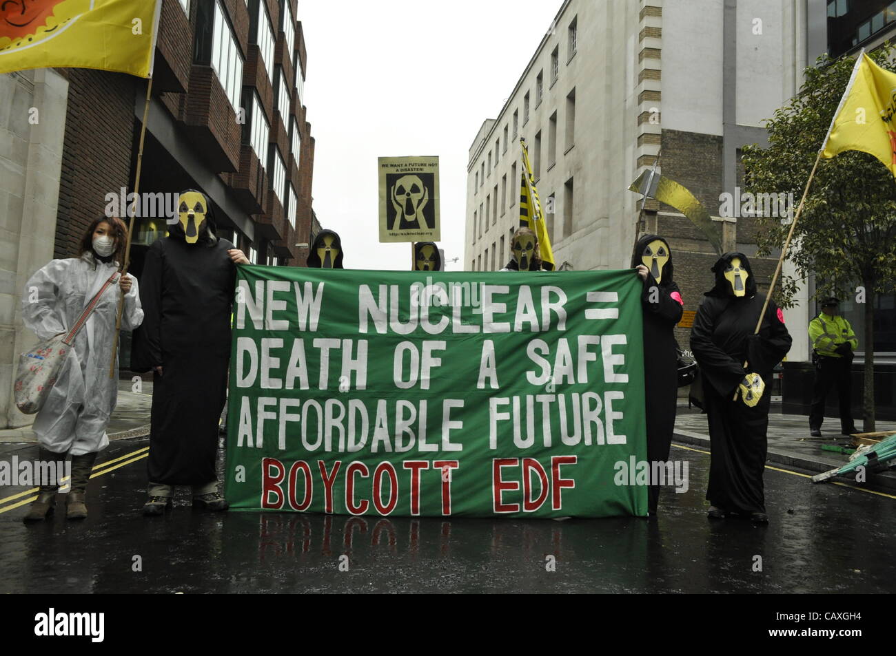 03 maggio 2012 Godliman Street, Londra UK. La giustizia climatica collettivo di protestare contro il tentativo di distruggere il Regno Unito Energy Summit di Londra. Il collettivo protestavano contro il cambiamento climatico e la povertà di combustibile e la chiamata per energia pulita. Foto Stock