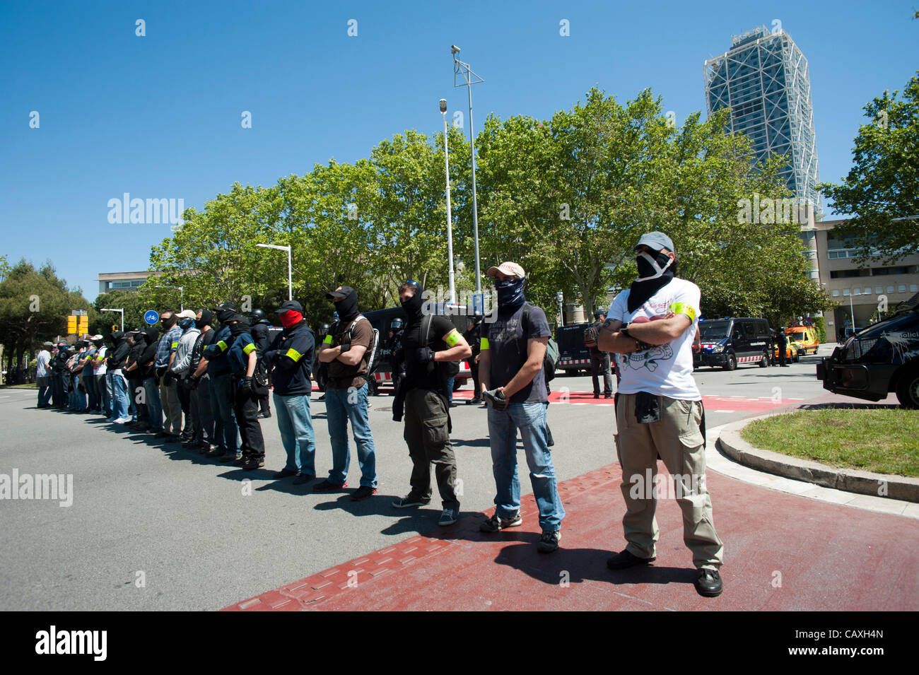 Barcellona, ​​May 3. 2012.-migliaia di controlli di polizia in città, alcuni in abiti civili e con la sua faccia coperta, specialmente intorno all'Hotel Arts che ospita il vertice della Banca centrale europea. Foto Stock
