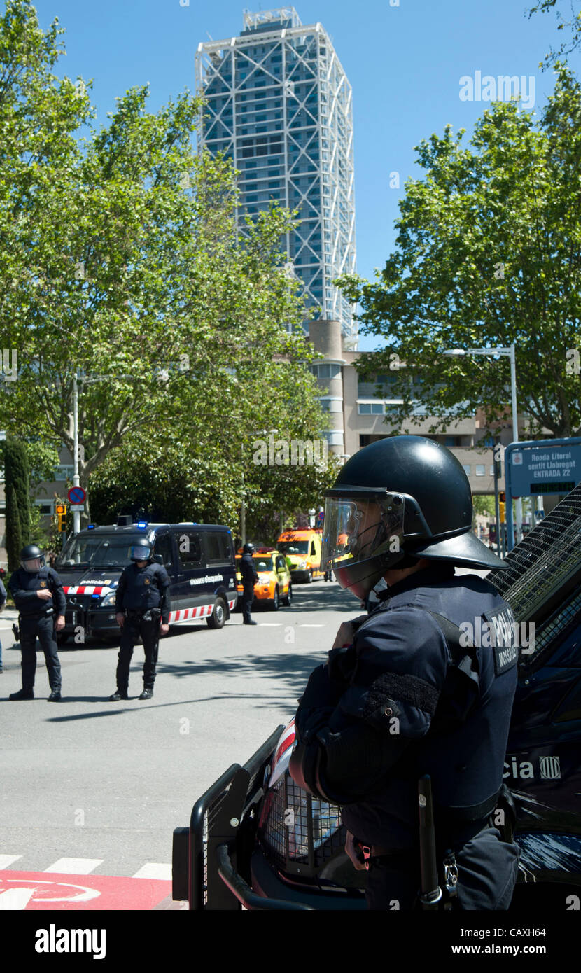 Barcellona, ​​May 3. 2012.-migliaia di controlli di polizia in città, specialmente intorno all'Hotel Arts che ospita il vertice della Banca centrale europea. Foto Stock