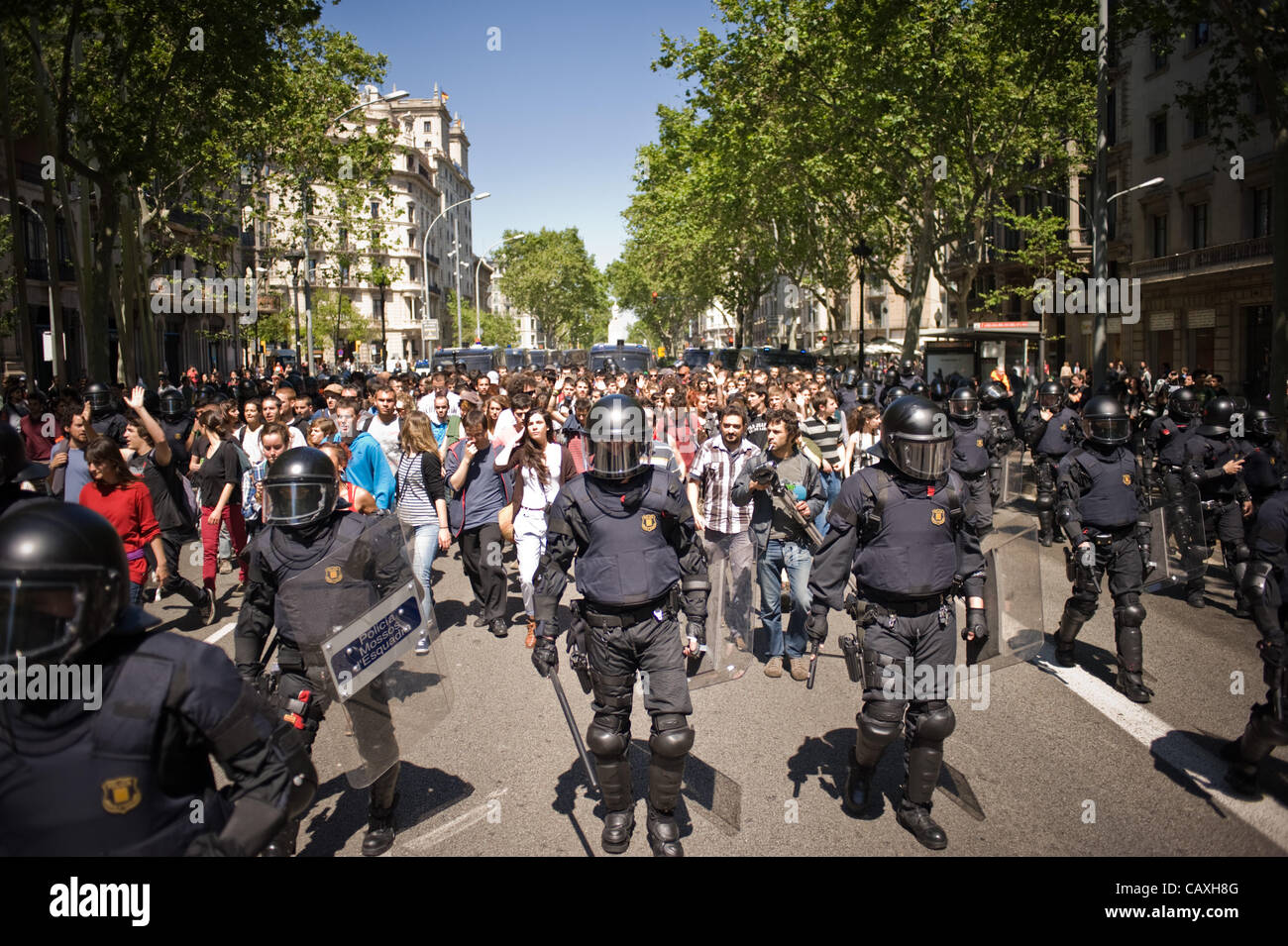 03 maggio, 2012-Barcelona, Spagna. Anti Riot Police cordoned fuori gli studenti durante il mese di marzo organizzato dalla protesta tagli nella pubblica istruzione. Il mese di marzo ha coinciso con la visita della Banca centrale europea a Barcellona che è il motivo per cui la città è fortemente prese dalle forze di polizia . Foto Stock