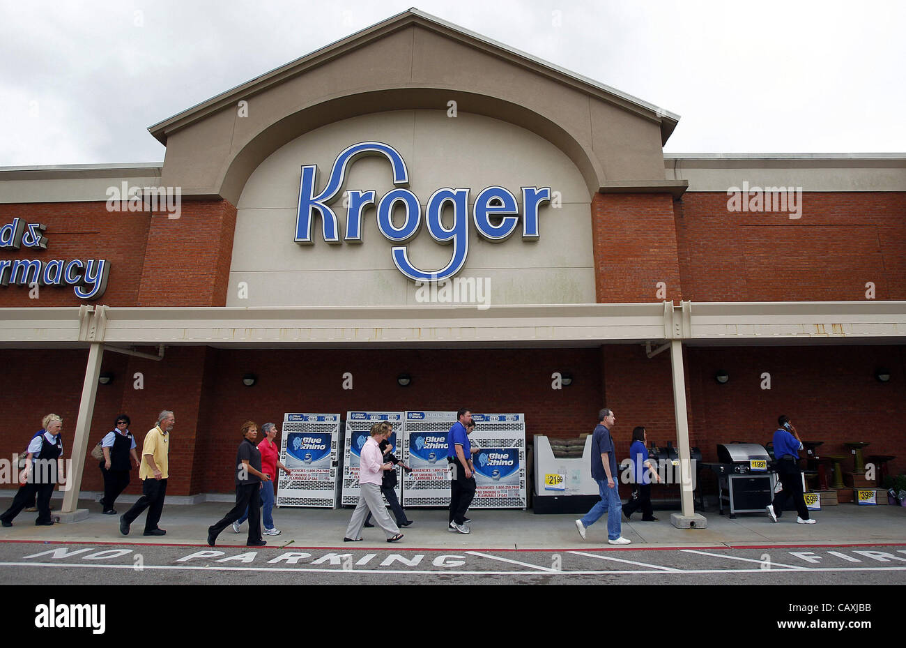 3 maggio 2012 - Arlington, TN, Stati Uniti - 3 Maggio 2012 - Kroger filtro dipendenti torna nel negozio sulla Highway 70 in Arlington dopo che esso è stato brevemente chiuso. Il ghiaccio secco in una bottiglia di acqua è esplosa in un carrello al di fuori del negozio di questo pomeriggio. Esplosioni causato evacuazioni a Craigmont Alta Scuola e Foto Stock
