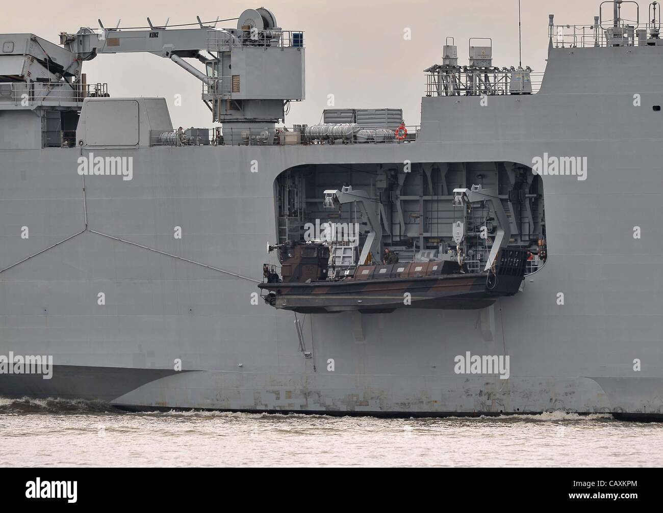 HMS Ocean. Il fiume Tamigi. Rainham. Essex, Regno Unito, Venerdì. 04/05/2012. Il lato di HMS Ocean con assault craft appeso. Olimpiadi di Londra 2012 esercitazioni di sicurezza. Foto Stock