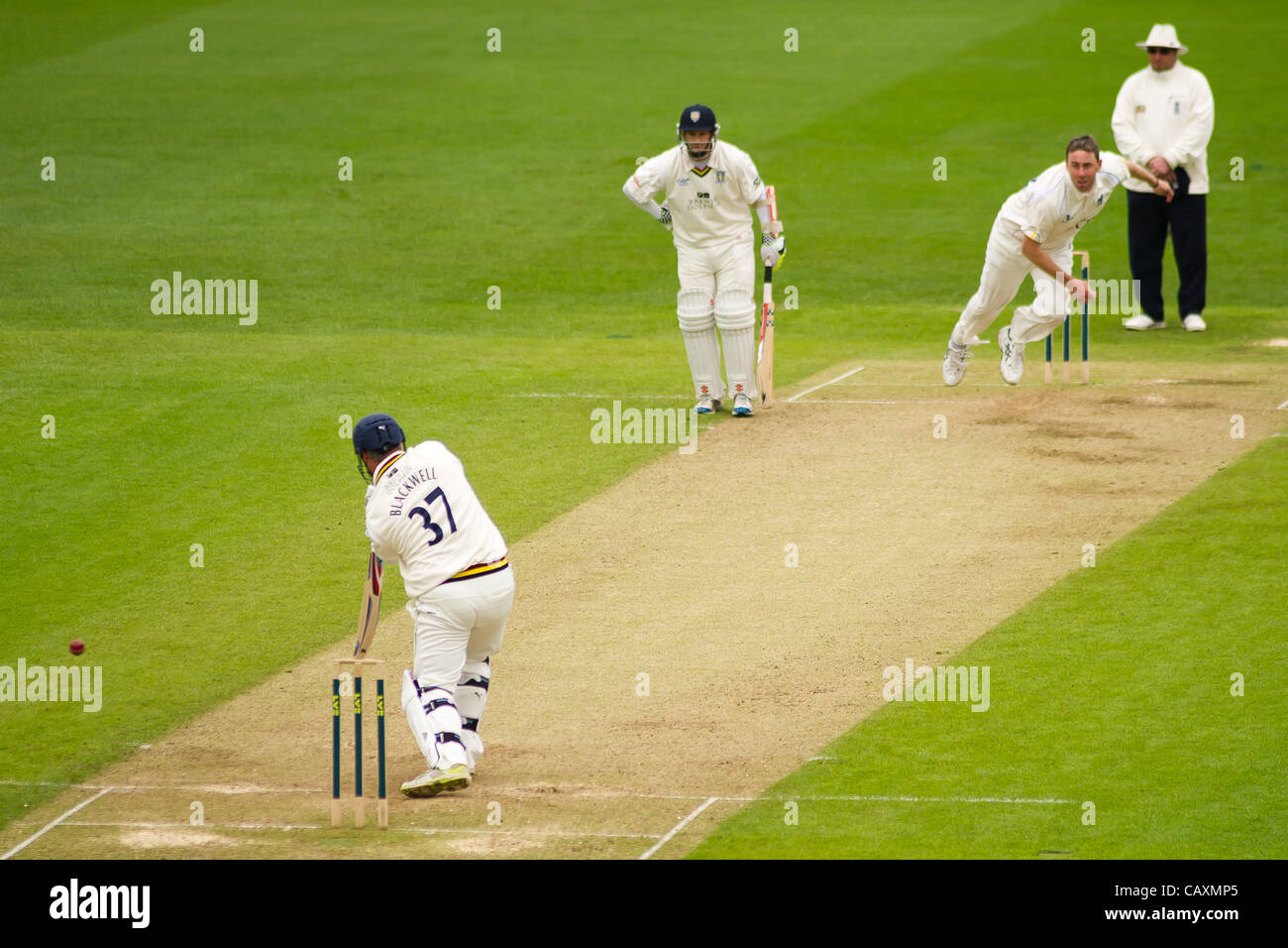 04.05.2012 Birmingham, Inghilterra. Warwickshire v Contea di Durham. Rikki Clarke bowling a Ian Blackwell durante il terzo giorno della contea di LV gara di campionato giocato a Edgbaston. Foto Stock