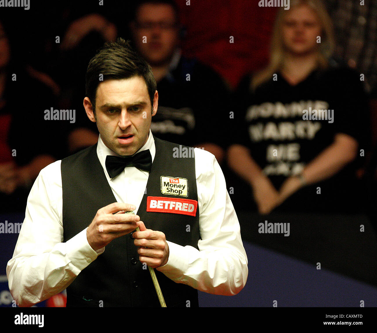 04.05.2012 - Il Campionato del Mondo di semifinali, Ronnie O'Sullivan in azione contro Matteo Stevens al Crucible Theatre, Sheffield, Regno Unito. (Seconda sessione, meglio di 33 fotogrammi, giocato su 4 sessioni) Foto Stock