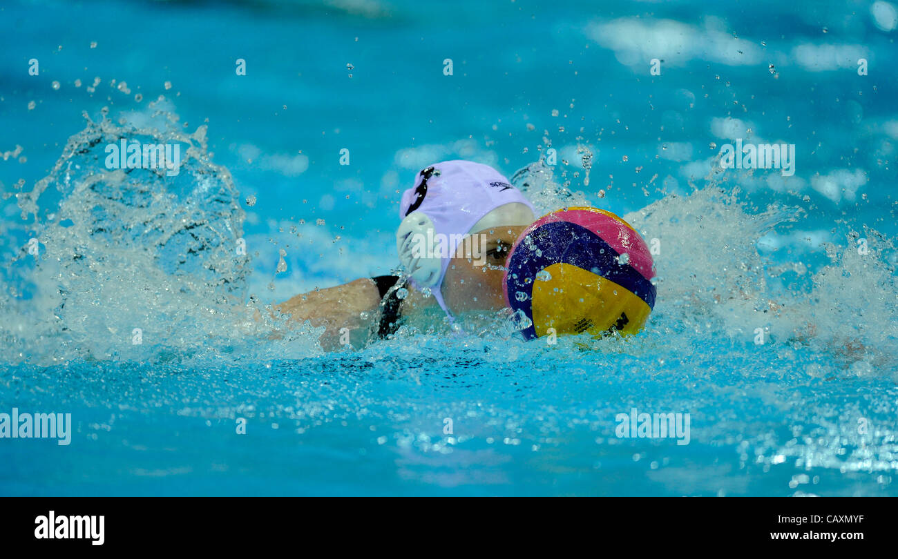 03.05.2012. Londra Inghilterra. Gran Bretagna Aine Hoy (D) in azione al FINA VISA Pallanuoto internazionale, la pallanuoto Arena, il Parco Olimpico, Stratford 3 Maggio 2012 , in Inghilterra. Foto Stock