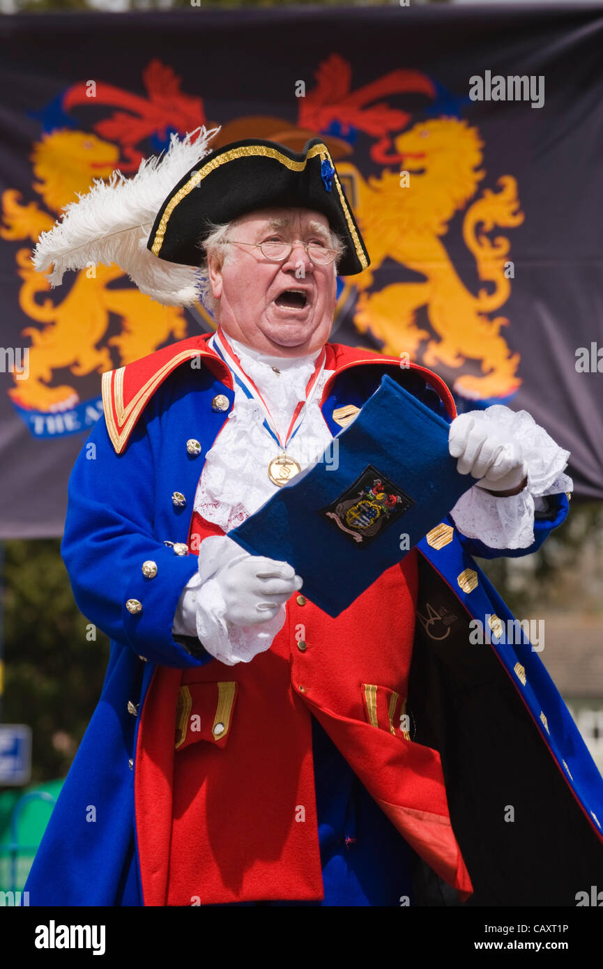 Roy Goodwin di Ilfracombe, Devon competere in Bromyard città internazionale Criers Festival 2012. Bromyard, Herefordshire, Inghilterra, Regno Unito. Foto Stock