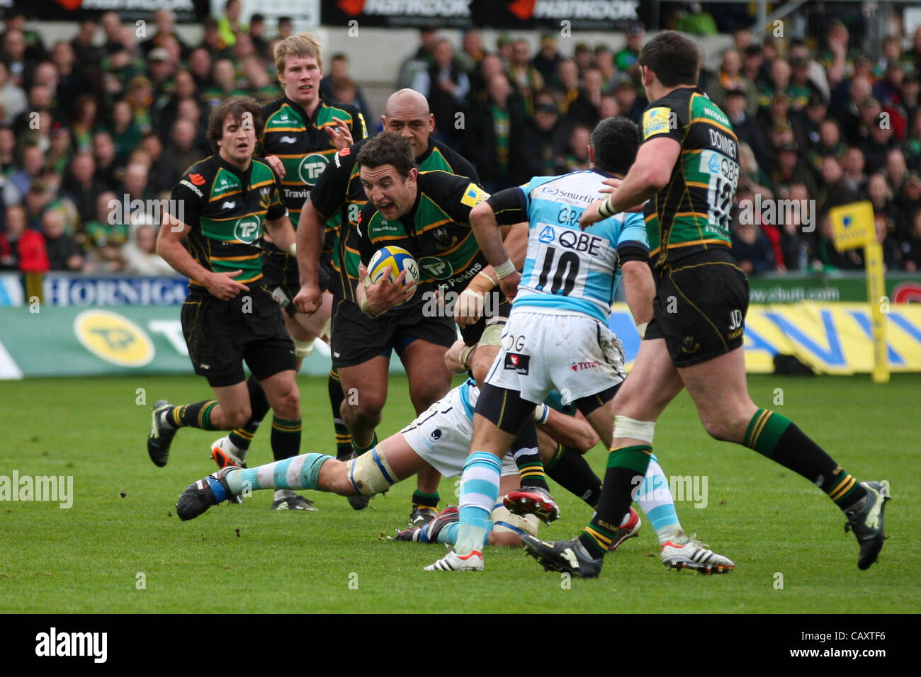 05.05.2012 Northampton, Inghilterra. Rugby Union. Northampton Santi v Worcester Warriors. Phil DOWSON di Northampton santi è affrontato da James Percival di Worcester Warriors durante la Aviva Premiership match tra Northampton santi e Worcester Warriors di Franklin's Gardens. Punteggio finale: Northa Foto Stock