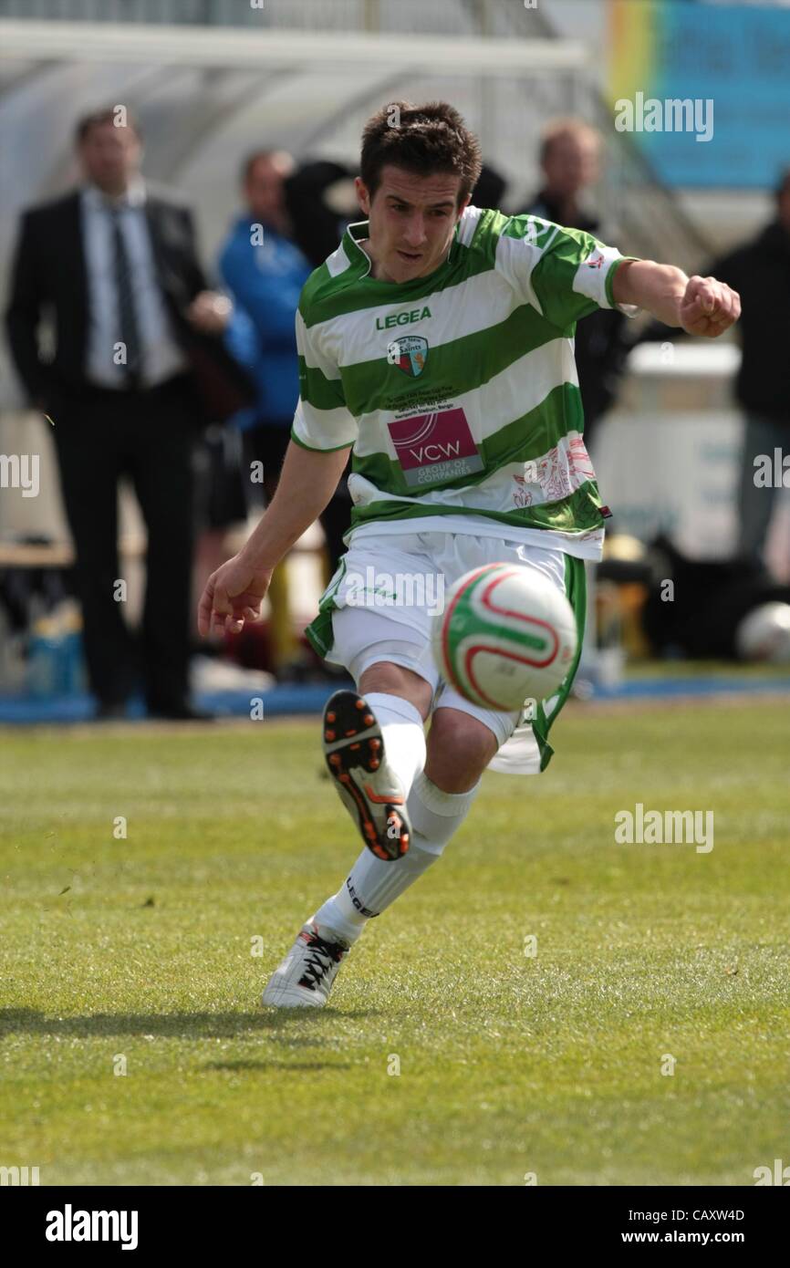 05.05.2012, Bangor, Galles. Cefn Druids FC v i nuovi Santi FC. Craig Jones (Gallese semi-pro international) in azione durante la Football Association of Wales Welsh Cup finale ha suonato presso la Bangor City FC Nantporth massa. Foto Stock