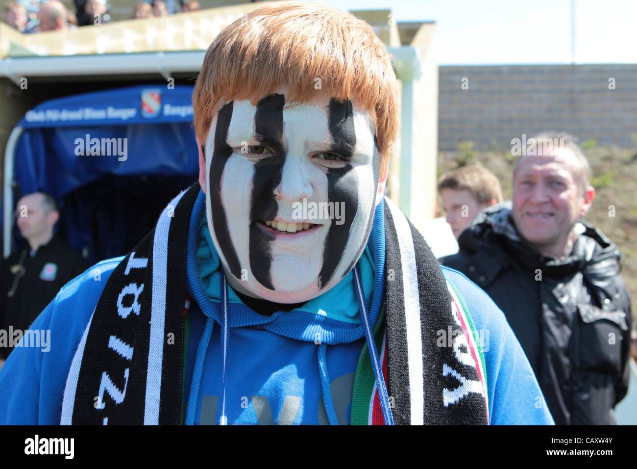 05.05.2012, Bangor, Galles. Cefn Druids FC v i nuovi Santi FC. Sorridente Cefn Druids ventola durante la Football Association of Wales Welsh Cup finale ha suonato presso la Bangor City FC Nantporth massa. Foto Stock