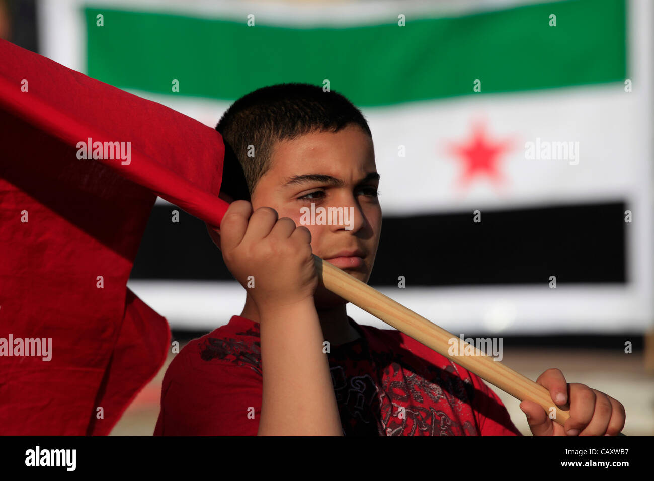 Gli arabi israeliani che partecipano in un rally di solidarietà con la Siria rivolta nel nord arabo villaggio israeliano di Kafr Qara il 05 maggio 2012. Un rally organizzato da Arabic-Jewish socialista partito dei lavoratori DAAM chiamato per il sostegno incondizionato a Siro sollevazione popolare Foto Stock