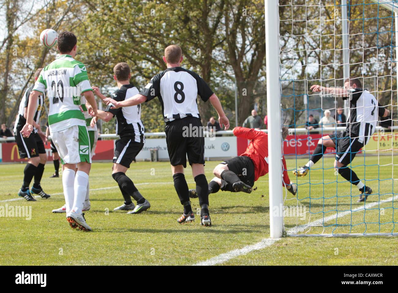 05.05.2012, Bangor, Galles. Cefn Druids FC v i nuovi Santi FC. Goalline gioco durante la Football Association of Wales Welsh Cup finale ha suonato presso la Bangor City FC Nantporth massa. Foto Stock