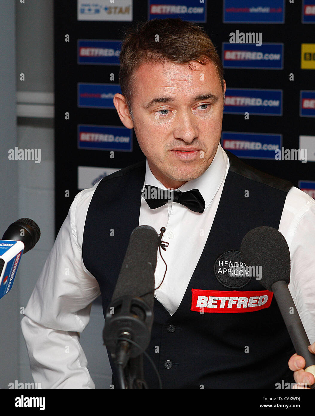 1 maggio 2012 - Sheffield, Inghilterra - 01.05.2012 - Stephen Hendry ha annunciato che sta per ritirarsi dal torneo snooker dopo essere stato messo K.O. da Stephen Maguire ai Campionati del Mondo a quarti di finale da 13 fotogrammi a 2. (Credito Immagine: © Michael Cullen/ZUMAPRESS.com) Foto Stock