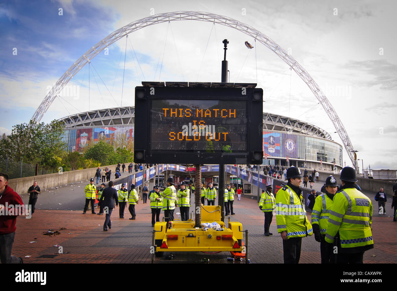 Londra, 5 maggio 2012. Al di fuori di Wembley Stadium Tifosi si riuniscono prima del gioco. Chelsea sarebbe andare a battere gli avversari, Liverpool, 2-1. Foto Stock