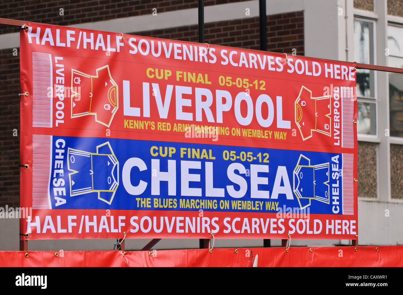 Londra, 5 maggio 2012. Al di fuori di Wembley Stadium Tifosi si riuniscono prima del gioco. Chelsea sarebbe andare a battere gli avversari, Liverpool, 2-1. Foto Stock