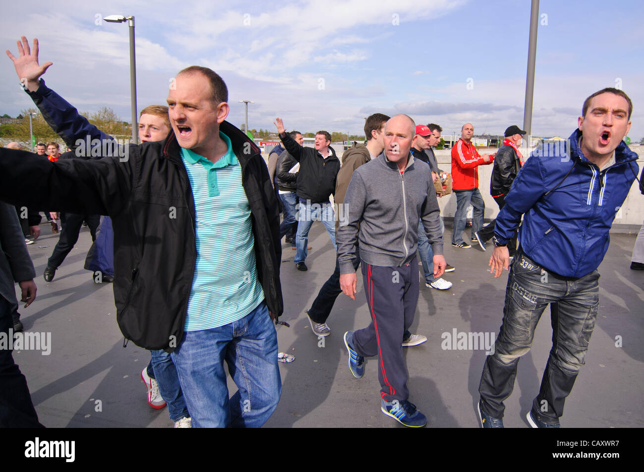 Londra, 5 maggio 2012. Al di fuori di Wembley Stadium Tifosi si riuniscono prima del gioco. Chelsea sarebbe andare a battere gli avversari, Liverpool, 2-1. Foto Stock