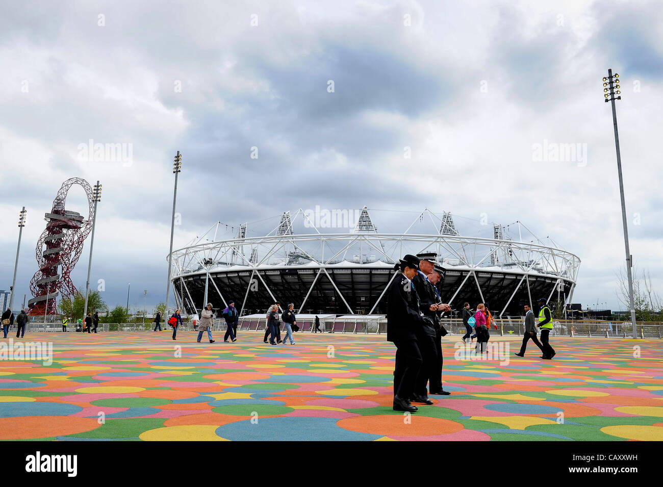 05.05.2012 Londra, Inghilterra. Gli ufficiali di polizia pattuglia fuori dallo stadio durante il week end finale delle Olimpiadi 2012 test events, parte della London prepara la serie, sul sito olimpico. Foto Stock