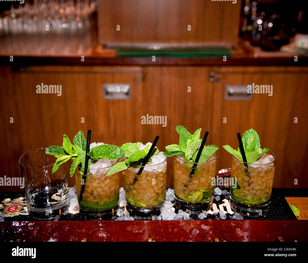 5 maggio 2012 - Los Angeles, California, Stati Uniti d'America - Mint Juleps vengono preparati per le persone che si sono riuniti per guardare "il più grande di due minuti in sport' alla seconda annuale "tenere i vostri cavalli Kentucky Derby la visualizzazione di parte" presso il Los Angeles Athletic Club. Fondata nel 1880 come il primo club privato a Los Ang Foto Stock