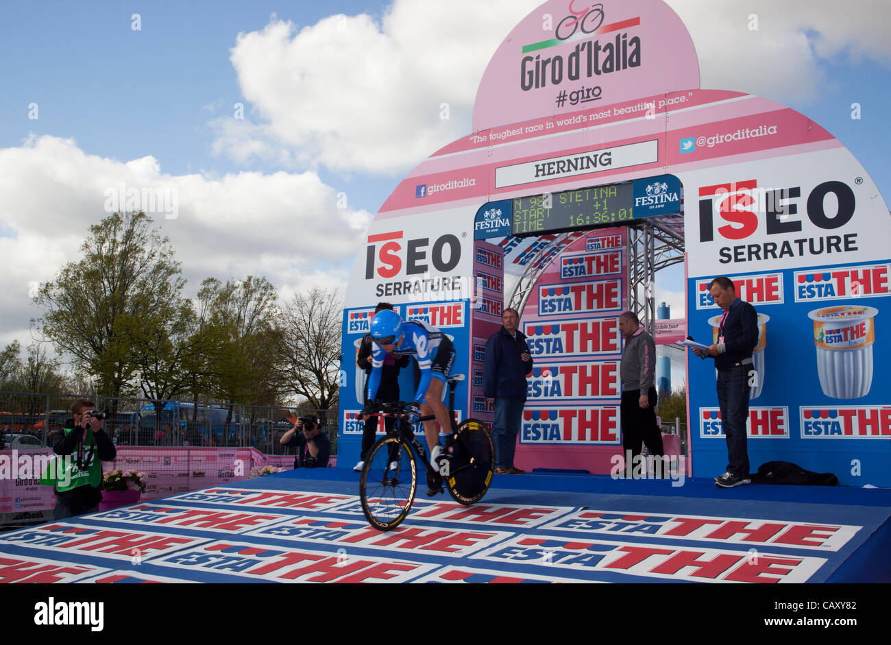 HERNING, Danimarca - Sabato, 5 maggio 2012: Garmin-Barracuda rider, americano Peter Stetina, rotola giù la rampa per il suo avvio sul 8,7 chilometri (5.4 miglia) lunga cronometro individuale al primo stadio di questo anno Giro d'Italia gara ciclistica. Foto Stock