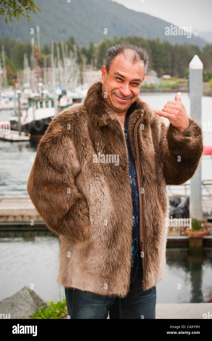 Sitka, Alaska, 5 maggio 2012 la pelliccia locale proprietario del negozio è felice di vedere arrivare la nave di crociera passeggeri. Foto Stock
