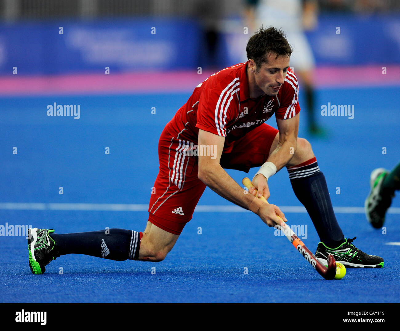 05.05.2012, Riverside Arena, Stratford, Londra, Inghilterra, VISA Invitational International Hockey. Il Riverside Arena, il Parco Olimpico, Stratford, 2012 , in Inghilterra. Gran Bretagna Iain Lewers in azione durante l'Australia vs Gran Bretagna. Foto Stock