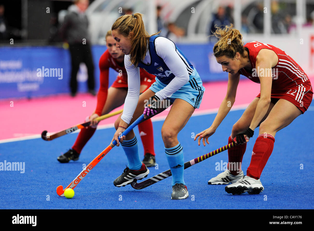 05.05.2012, Riverside Arena, Stratford, Londra, Inghilterra, VISA Invitational International Hockey. Il Riverside Arena, il Parco Olimpico, Stratford, 2012 , in Inghilterra. Gran Bretagna Ashleigh sfera (Centrocampista) sfide per la sfera durante la Gran Bretagna vs Argentina corrispondono. Foto Stock