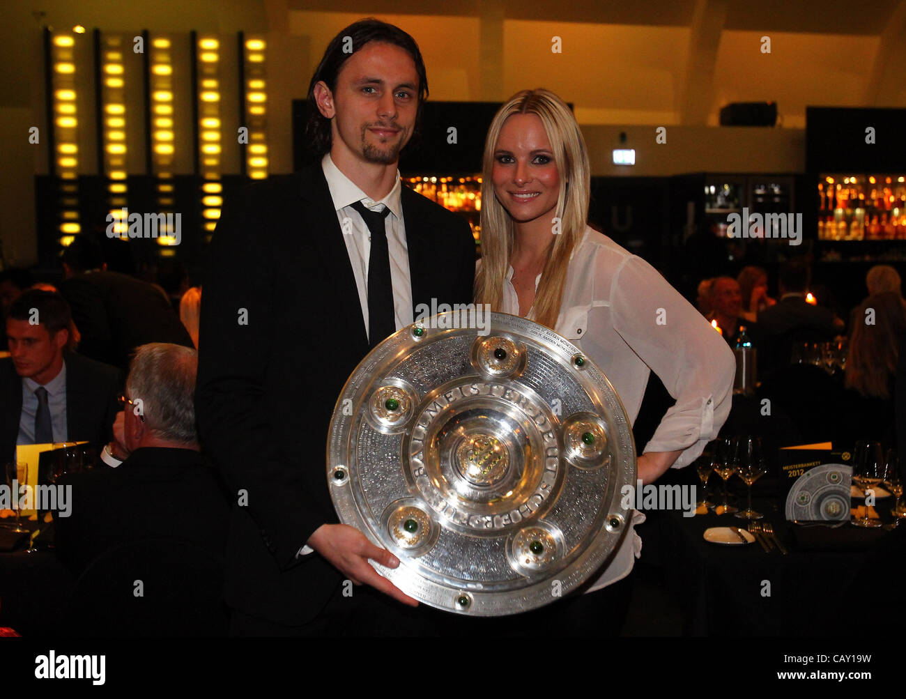 DORTMUND, Germania - 05 Maggio: Neven Subotic e la sua fidanzata Teres posano con il trofeo al ristorante vista il 5 maggio 2012 a Dortmund, Germania. Foto Stock