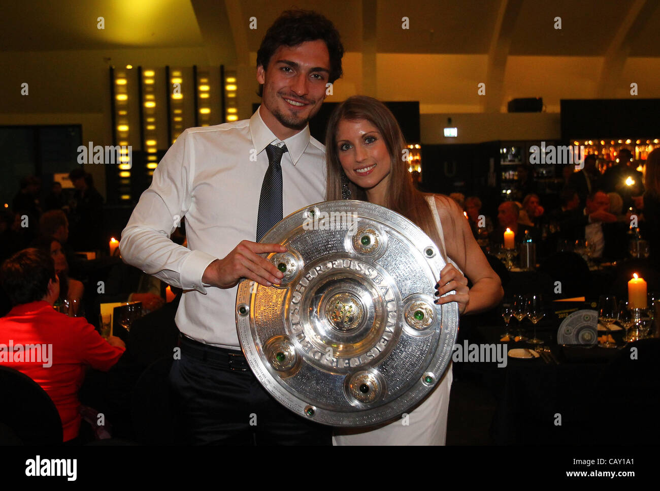 DORTMUND, Germania - 05 Maggio: Mats Hummels e la sua ragazza Cathy posano con il trofeo al ristorante vista il 5 maggio 2012 a Dortmund, Germania. Foto Stock
