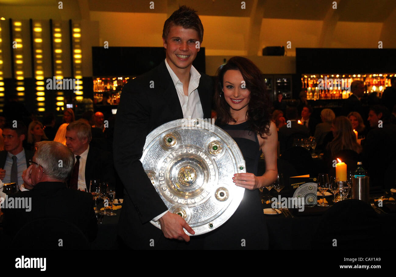 DORTMUND, Germania - 05 Maggio: Mitch Langerak e la sua fidanzata posano con il trofeo al ristorante vista il 5 maggio 2012 a Dortmund, Germania. Foto Stock