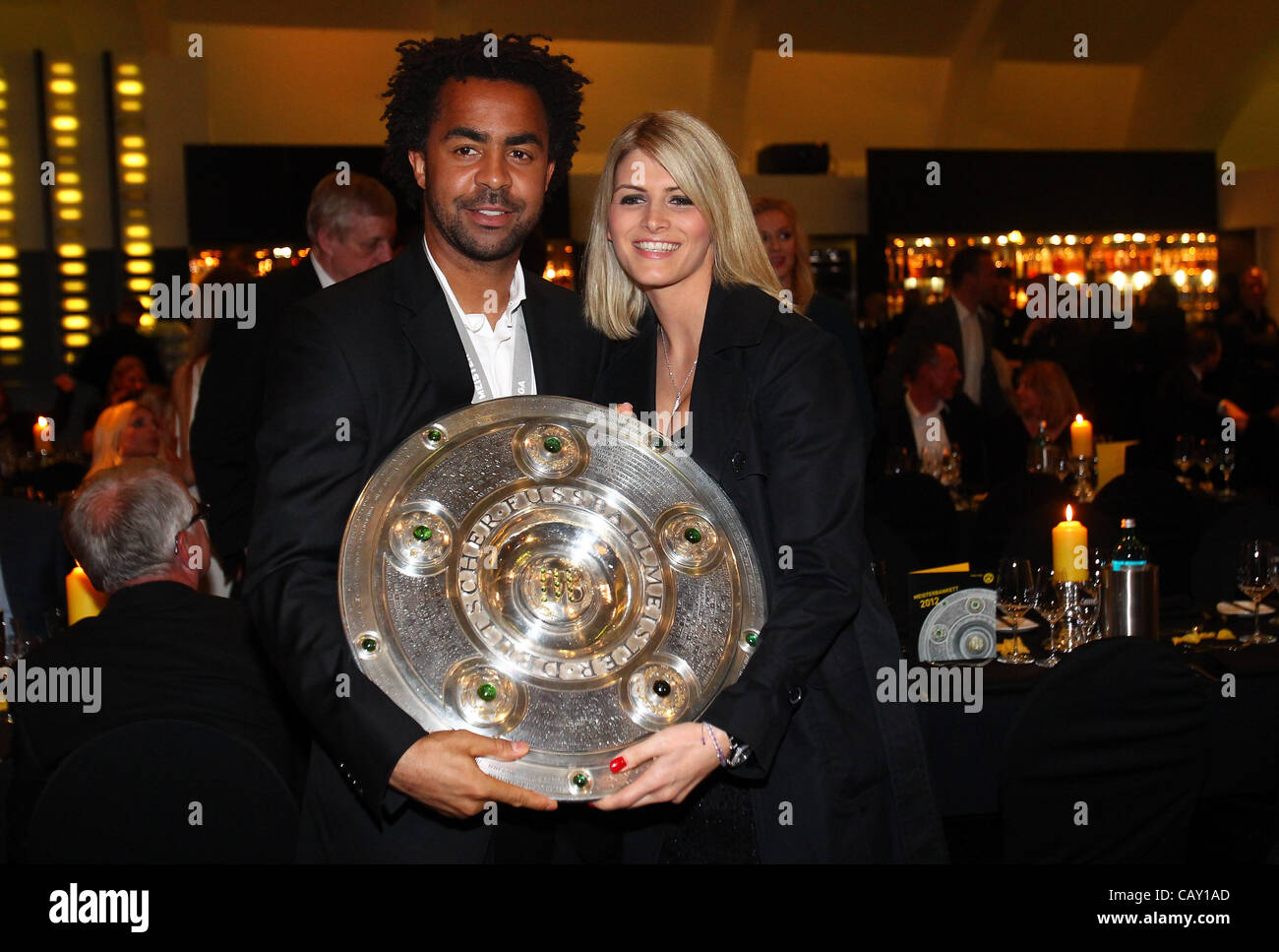 DORTMUND, Germania - 05 Maggio: Patrick OWOMOYELA e la sua fidanzata Josipa posano con il trofeo al ristorante vista il 5 maggio 2012 a Dortmund, Germania. Foto Stock