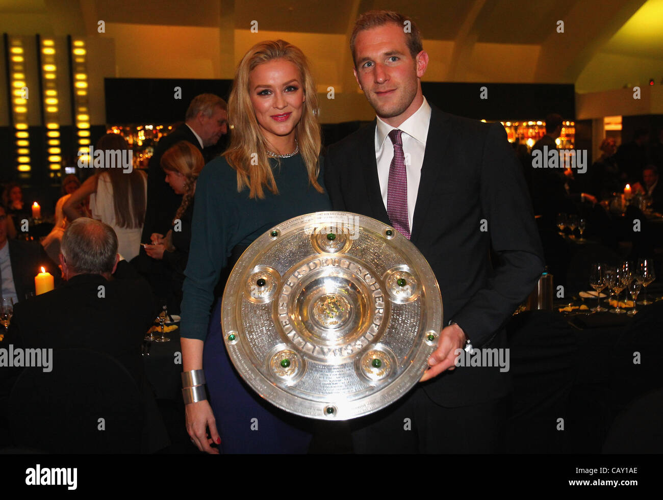 DORTMUND, Germania - 05 Maggio: Florian KRINGE e la sua fidanzata Verena posano con il trofeo al ristorante vista il 5 maggio 2012 a Dortmund, Germania. Foto Stock