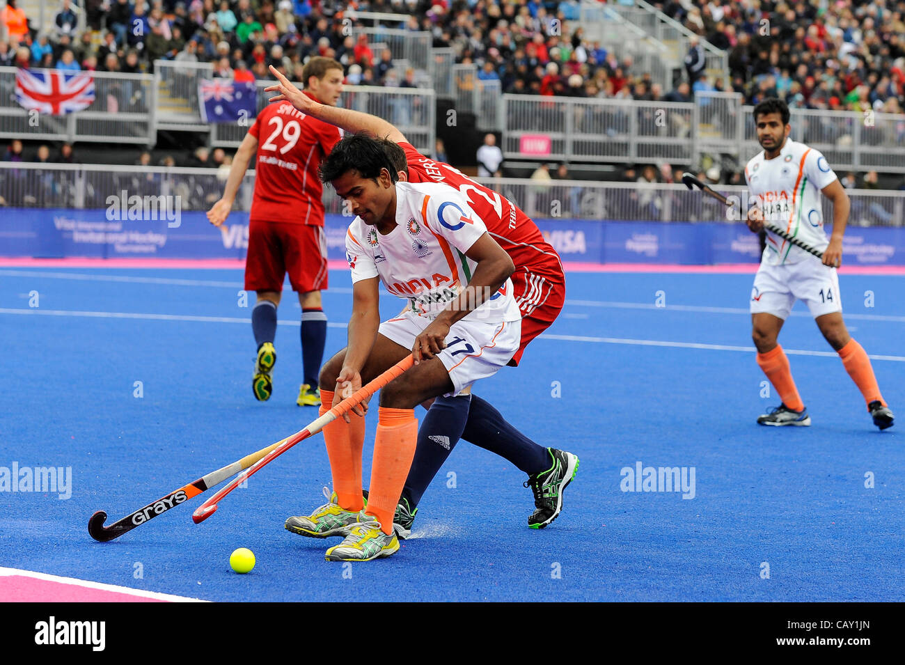 06.05.2012 Londra, Inghilterra. India avanti #17 MUJTABA Danese (IND) e Gran Bretagna Defender #24 Iain LEWERS (GBR) competere per la sfera durante l'uomo con la medaglia di bronzo match tra Gran Bretagna e India il giorno 5 della Visa International Invitational torneo di hockey presso la riva del fiume Arena sul Foto Stock