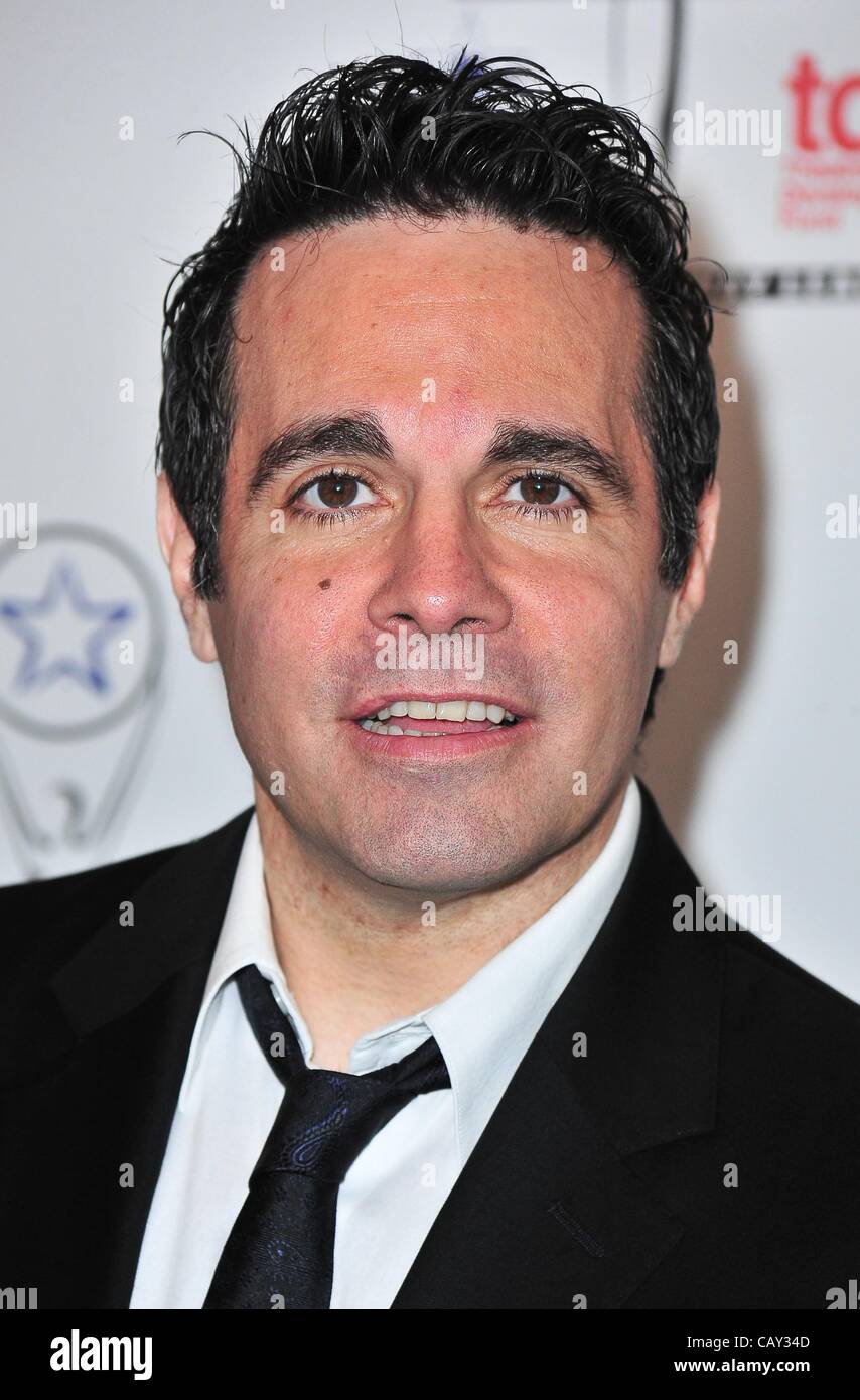 Mario Cantone presso gli arrivi per la ventisettesima edizione Lucille Lortel Awards, NYU Skirball Center di New York, NY Maggio 6, 2012. Foto di: Gregorio T. Binuya/Everett Collection Foto Stock