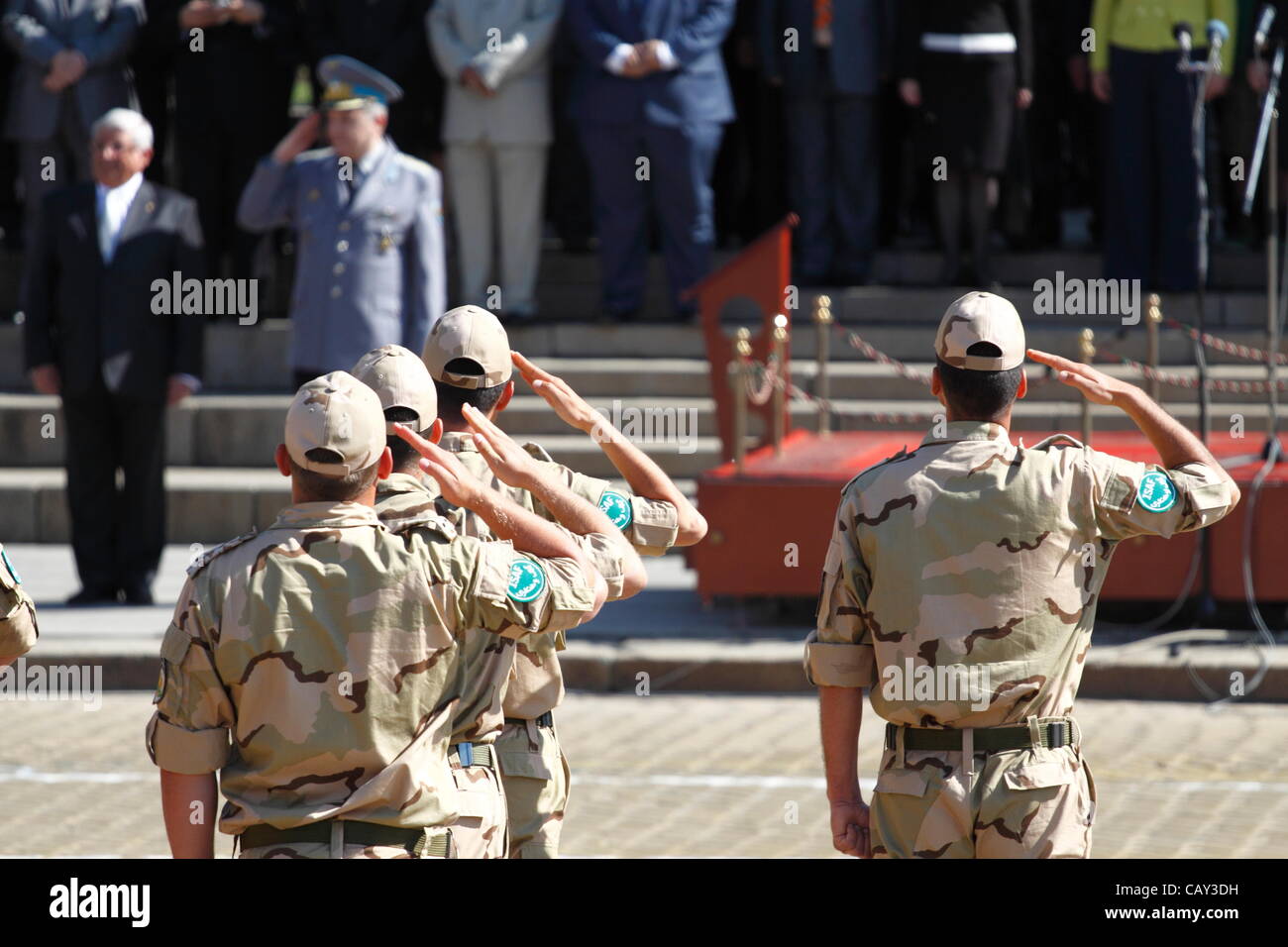 I caschi blu bulgaro per l'Afghanistan (ISAF) nel deserto il camuffamento salutando il Capo di Stato Maggiore della Difesa bulgaro personale Samandov LtGen e il ministro della Difesa di Angelov. Sofia, Bulgaria, 6 maggio 2012 Foto Stock