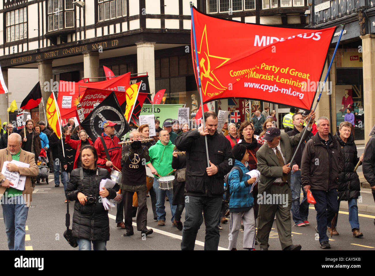 Chesterfield, Derbyshire, Regno Unito. Il 7 maggio 2012 . Giorno di maggio gli attivisti marciando al trentacinquesimo Gala di popoli e di dimostrazione. Il Chesterfield giorno di maggio Gala è uno dei più grandi eventi per il Regno Unito nel suo genere. Foto Stock