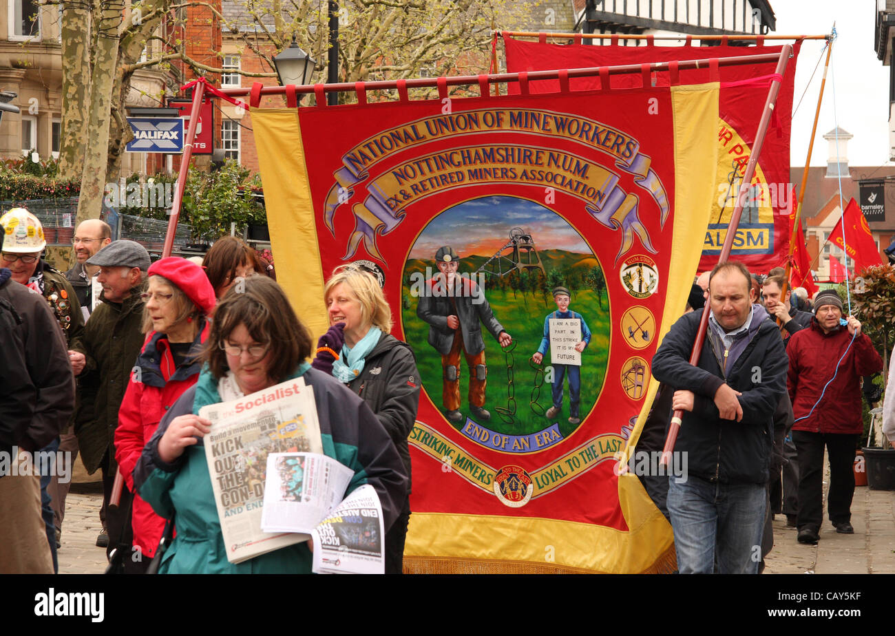 Chesterfield, Derbyshire, Regno Unito. Il 7 maggio 2012 . Giorno di maggio gli attivisti marciando al trentacinquesimo Gala di popoli e di dimostrazione. Il Chesterfield giorno di maggio Gala è uno dei più grandi eventi per il Regno Unito nel suo genere. Foto Stock