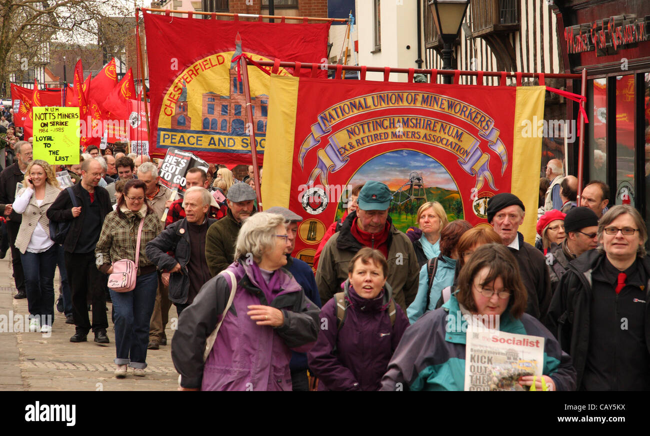 Chesterfield, Derbyshire, Regno Unito. Il 7 maggio 2012 . Giorno di maggio gli attivisti marciando al trentacinquesimo Gala di popoli e di dimostrazione. Il Chesterfield giorno di maggio Gala è uno dei più grandi eventi per il Regno Unito nel suo genere. Foto Stock