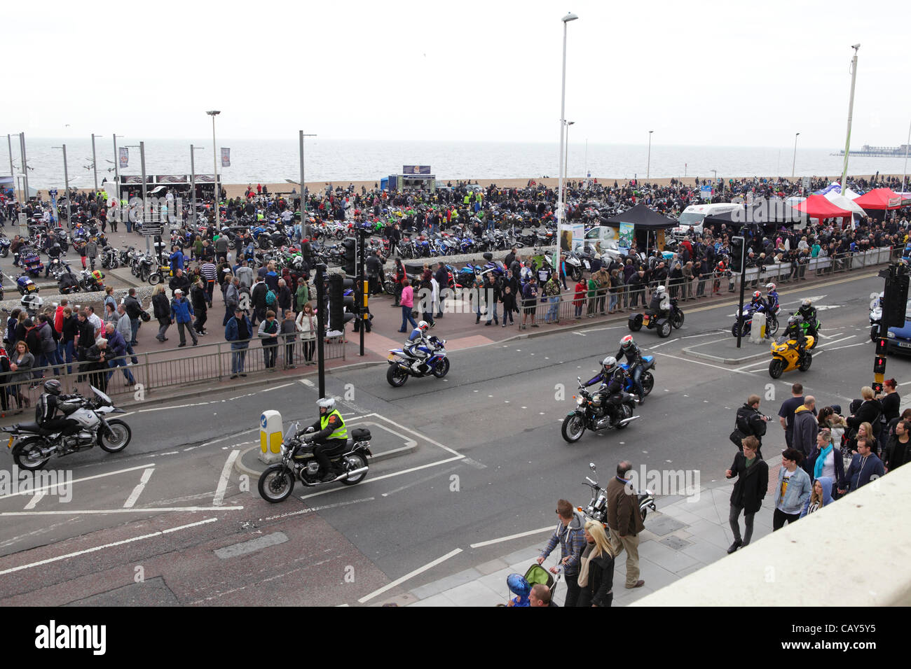 Streaming di motociclisti in Hastings per l annuale giorno di maggio Bike Rally, East Sussex, Inghilterra, GB Foto Stock