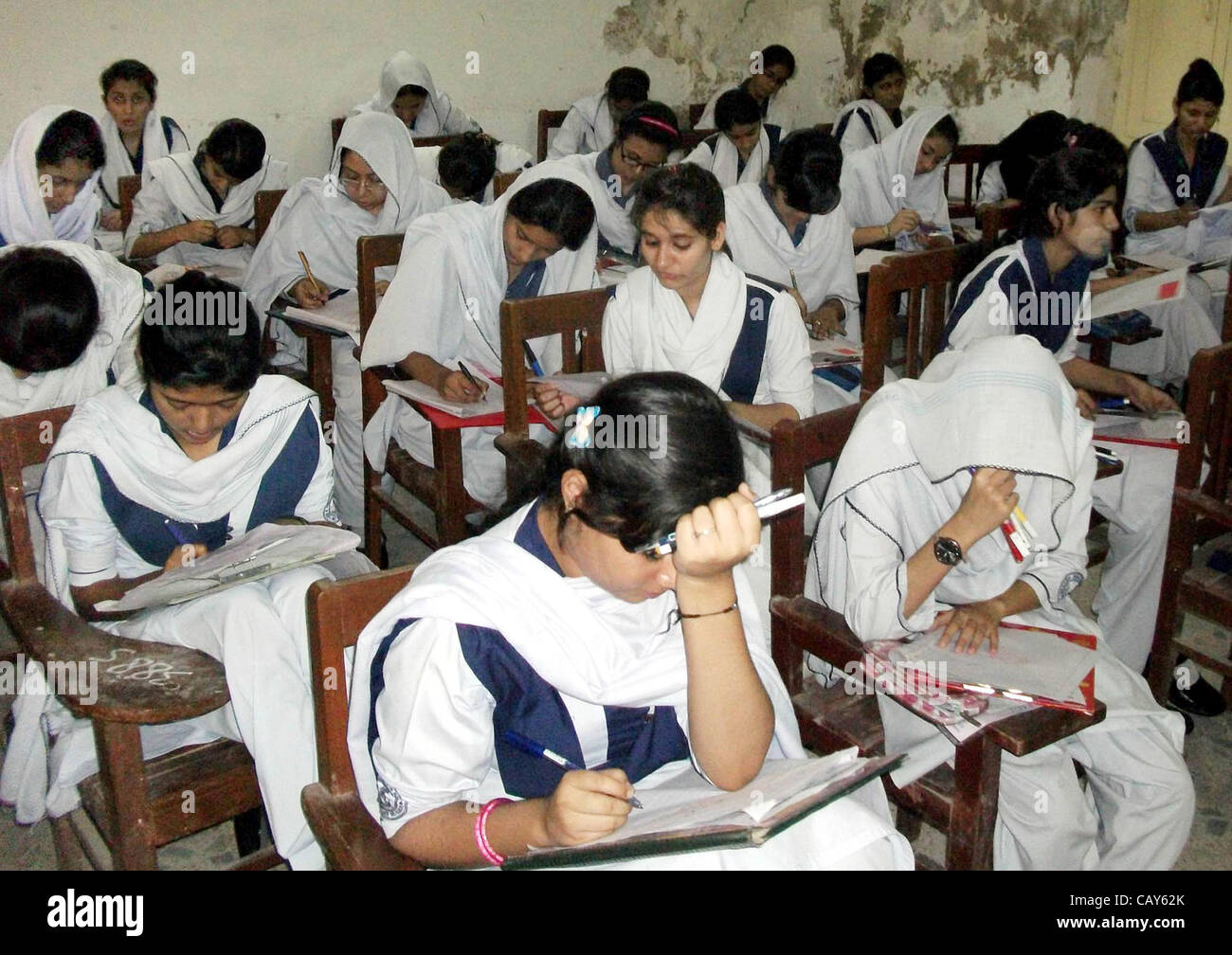 Gli studenti del primo anno di risolvere i fogli a un centro di esame durante l'esame annuale della scuola media superiore certificato (HSC) in Hyderabad, lunedì 07 maggio, 2012. Foto Stock