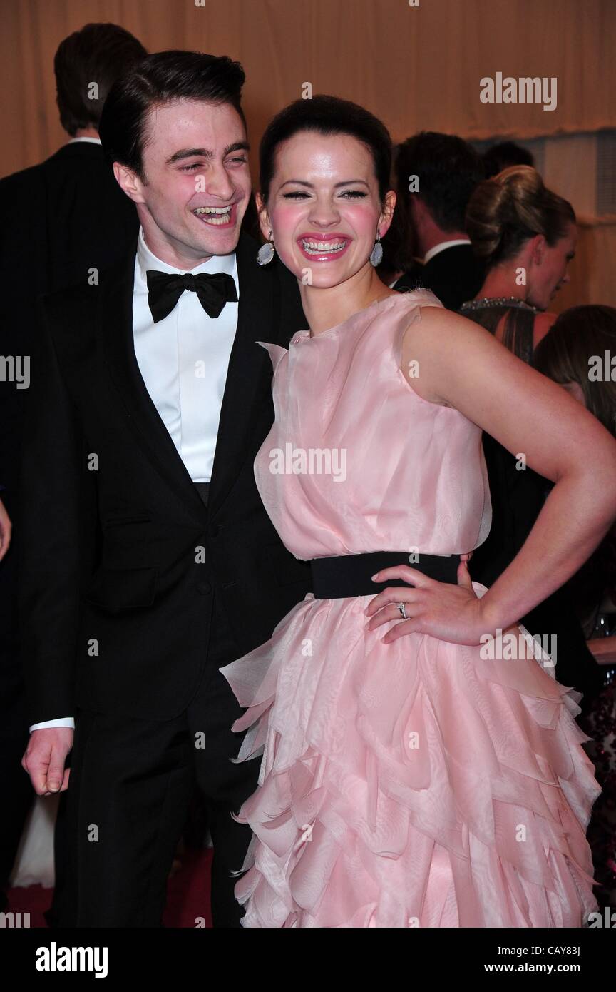 Daniel Radcliffe, ospite presso gli arrivi per Schiaparelli e Prada: Impossibile conversazioni - Metropolitan Museum of Art di costume 2012 Istituto beneficio di Gala - Parte 4, Metropolitan Museum of Art di New York, NY, 7 maggio 2012. Foto di: Gregorio T. Binuya/Everett Collection Foto Stock