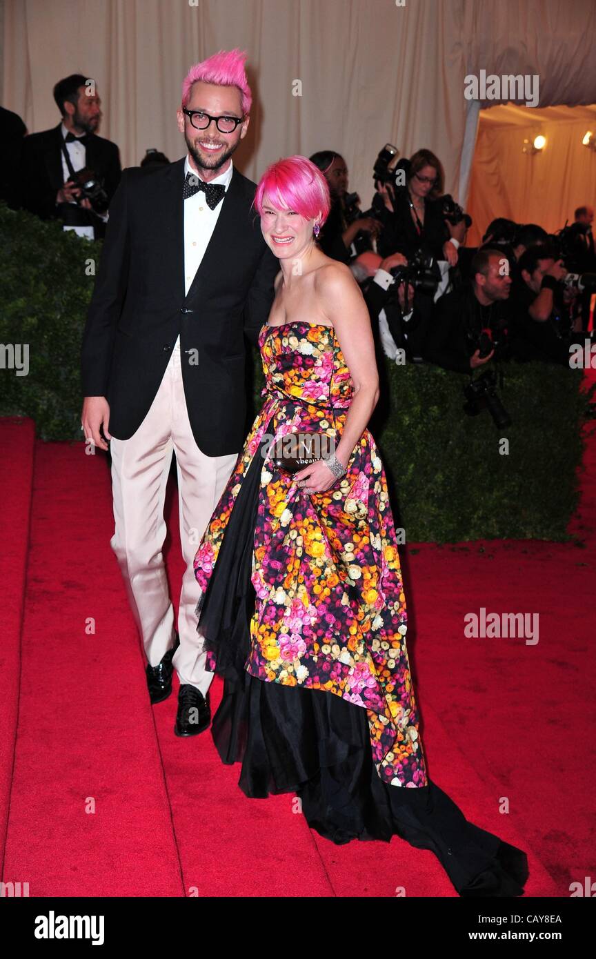 Chris Benz, ospite presso gli arrivi per Schiaparelli e Prada: Impossibile conversazioni - Metropolitan Museum of Art di costume 2012 Istituto beneficio di Gala - Parte 5, Metropolitan Museum of Art di New York, NY, 7 maggio 2012. Foto di: Gregorio T. Binuya/Everett Collection Foto Stock