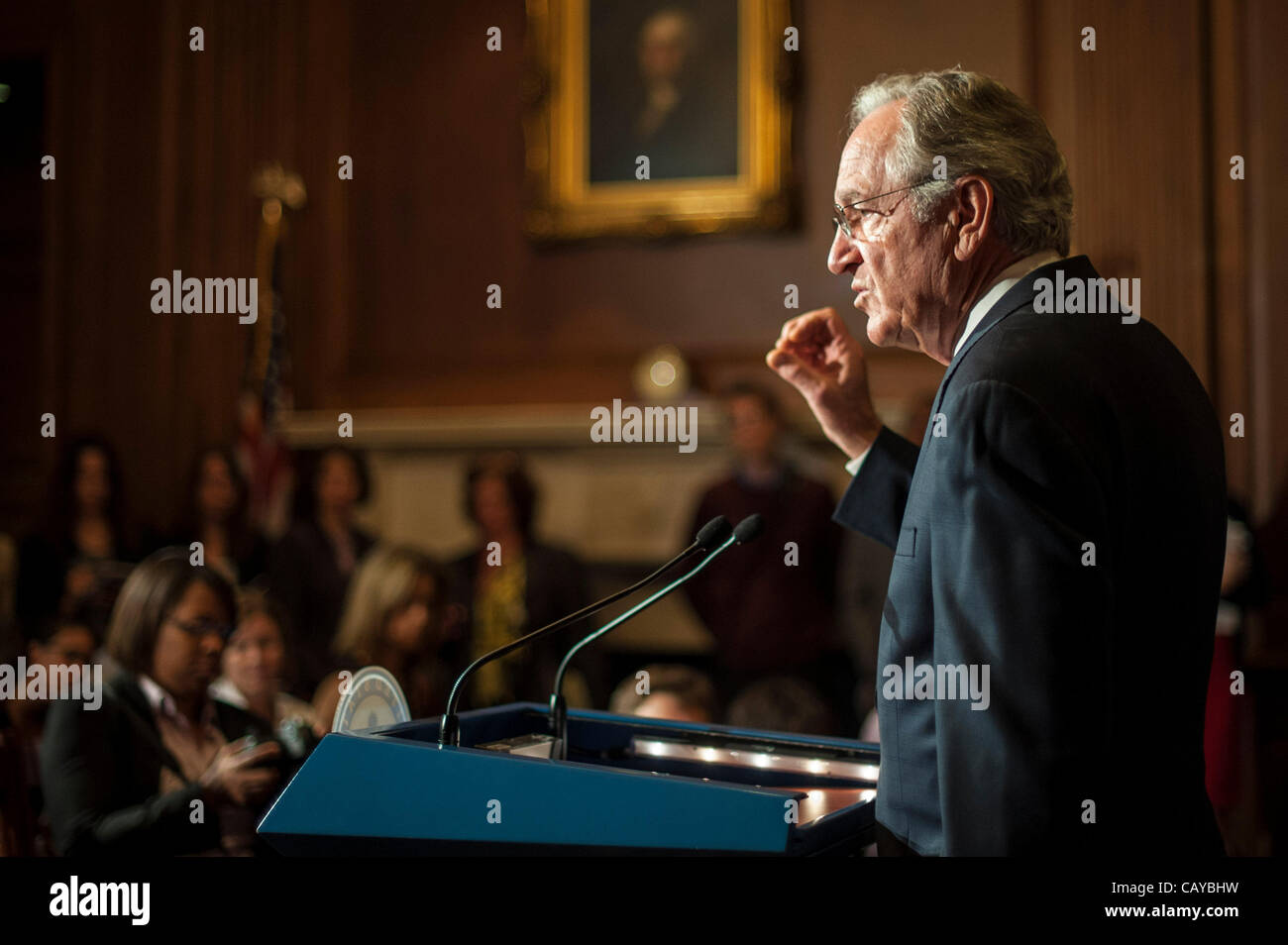 8 maggio 2012 - Washington, Distretto di Columbia, Stati Uniti - Il Senato della sanità, dell'istruzione, del lavoro e delle pensioni Presidente TOM HARKIN (D-IA), parla nel corso di una conferenza stampa con gli studenti universitari e neolaureati su Capitol Hill per chiamare per il passaggio di S.2343, ''l'arresto del Prestito studente di tasso d'interesse Hik Foto Stock