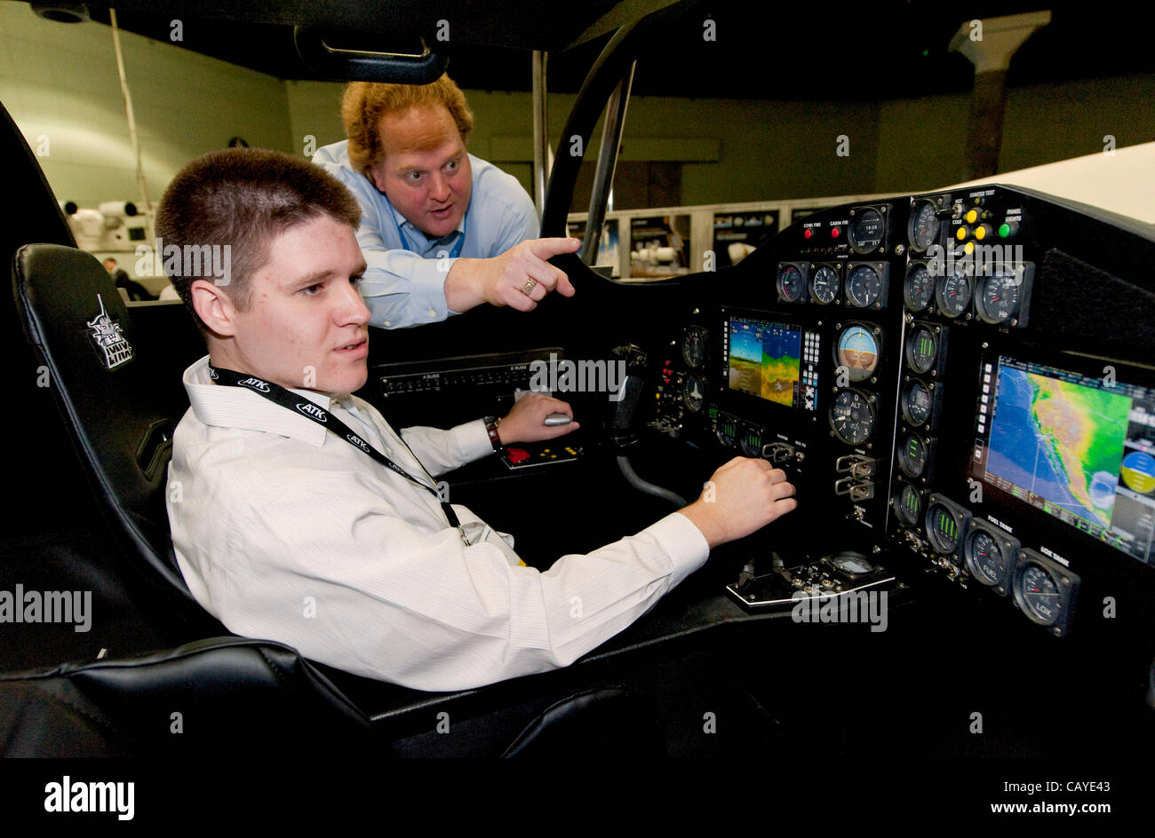 8 maggio 2012 - Los Angeles, California, Stati Uniti d'America - Andrew Nelson, CEO di XCOR Aerospace, punti i controlli della XCOR Lynx di Iowa Stato studente Robert Simons alla tecnologia delle navicelle spaziali Expo che si terrà presso il Los Angeles Convention Center. La prima esposizione del suo genere, l'expo riunisce Foto Stock