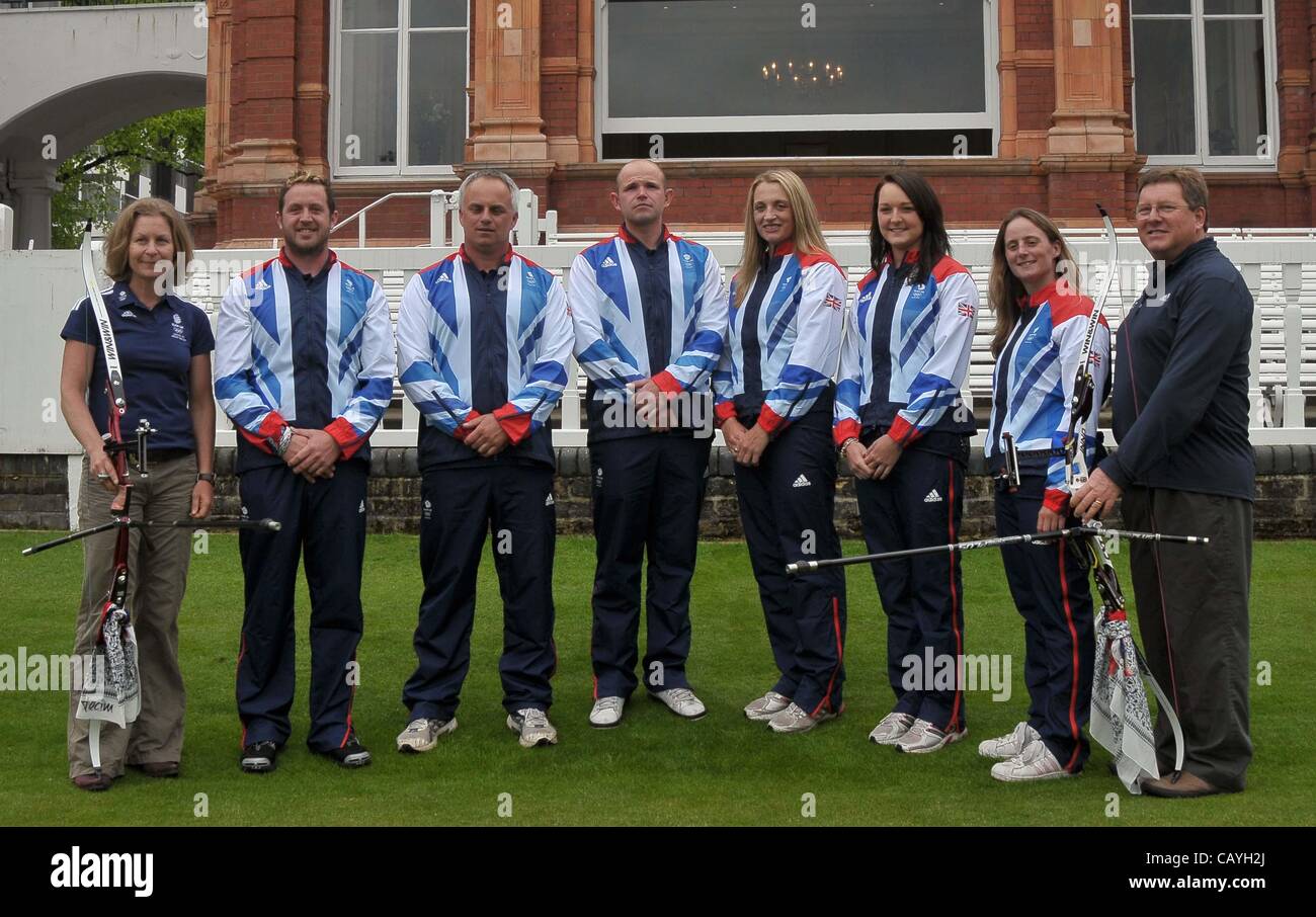 Il Lords Cricket Ground, London, Regno Unito, mercoledì. 09/05/2012. (L a R) Sara Symington (tiro con l'arco team leader), Larry Godfrey, Simon Terry, Alan Wills, Alison Williamson, Amy Oliver, Naomi Folkard e Lloyd Brown (Team Coach). 6 Arcieri ha annunciato per il Team GB. Foto Stock