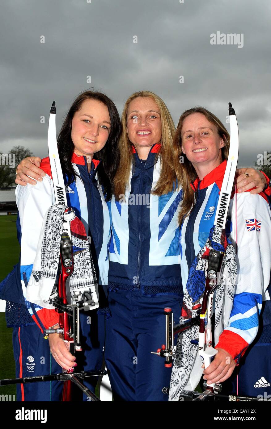 Il Lords Cricket Ground, London, Regno Unito, mercoledì. 09/05/2012. (L a R) Amy Oliver, Alison Williamson e Naomi Folkard. Tutti 6 selezionato per il Team GB. 6 Arcieri ha annunciato per il Team GB. Foto Stock