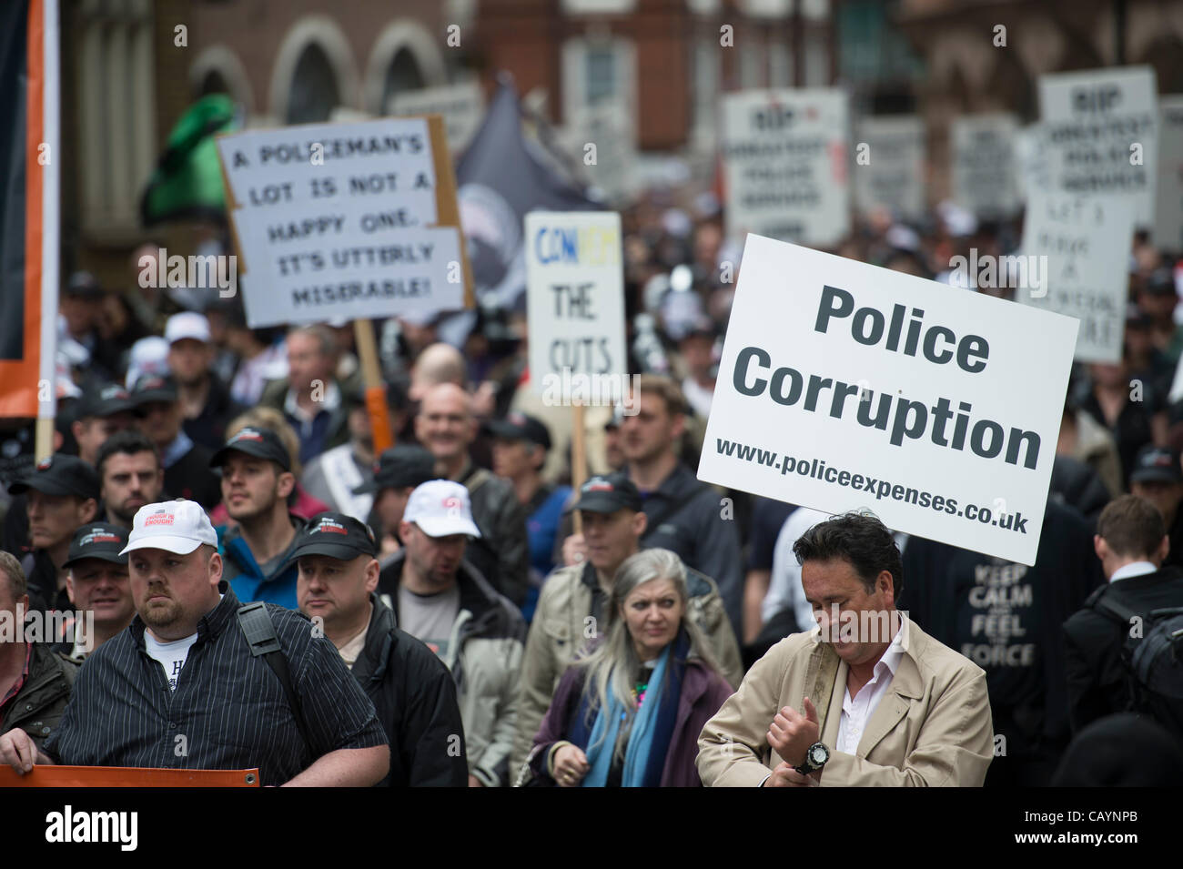 Regno Unito gli ufficiali di polizia e sostenitori marzo attraverso il centro di Londra per protestare contro il 20% di governo tagli al bilancio della polizia. Foto Stock