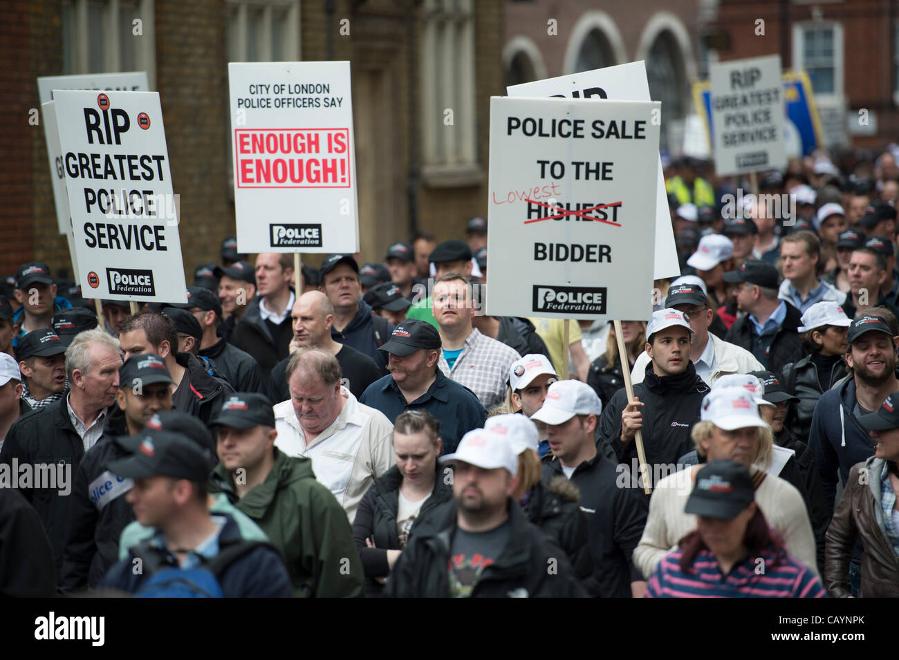 Regno Unito gli ufficiali di polizia e sostenitori marzo attraverso il centro di Londra per protestare contro il 20% di governo tagli al bilancio della polizia. Foto Stock