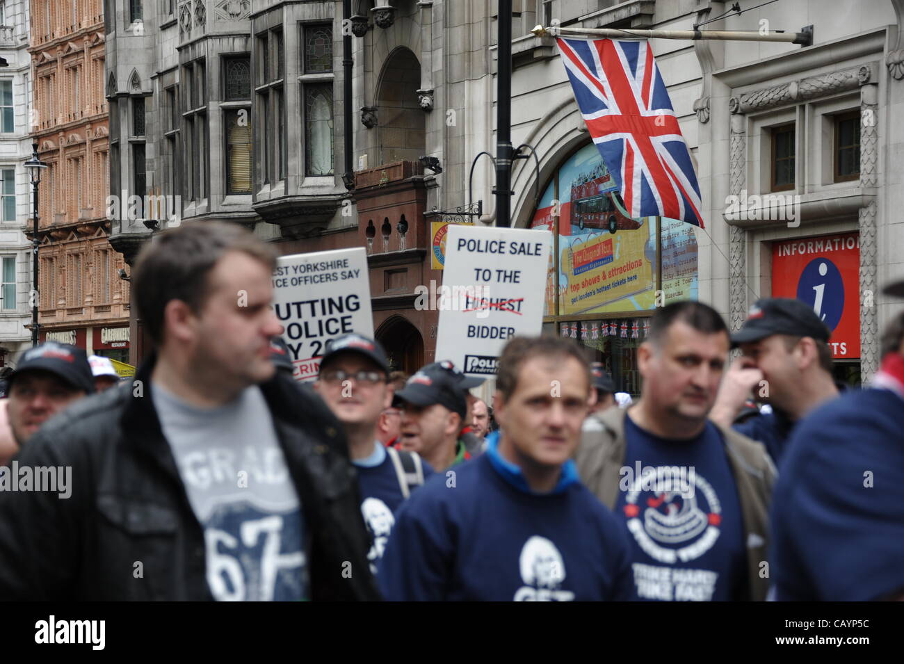 Settore pubblico pensioni Sciopero e protesta della polizia contro i tagli di posti di lavoro marzo attraverso il centro di Londra giovedì 10 maggio 2012. Foto Stock